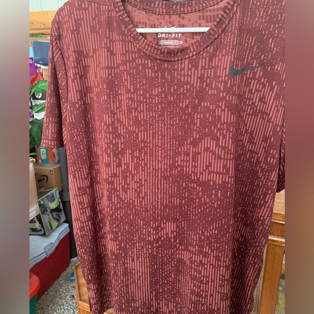 NWT Men’s Nike Dri-Fit breathable short sleeve tee